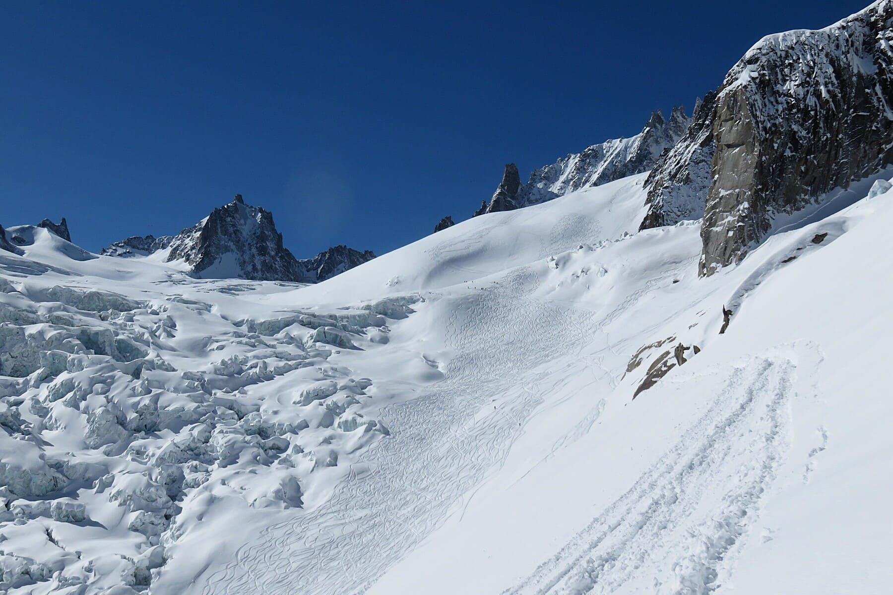 Descente Vallée Blanche à ski avec un guide