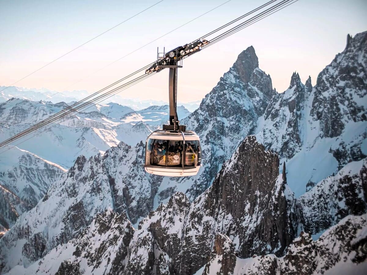 Descente de la Vallée Blanche à skis avec un guide depuis le Skyway