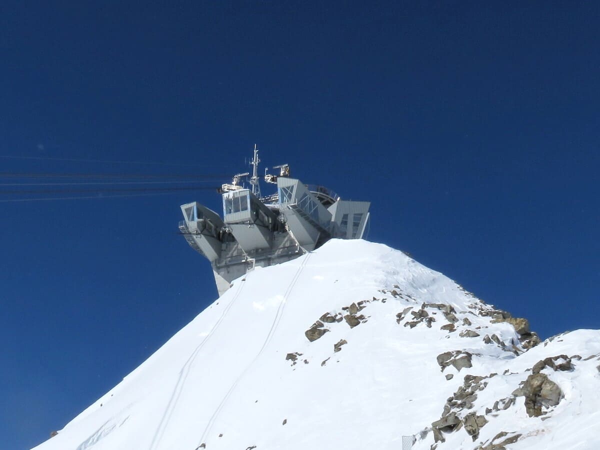 Descente de la Vallée Blanche à skis avec un guide depuis le Skyway