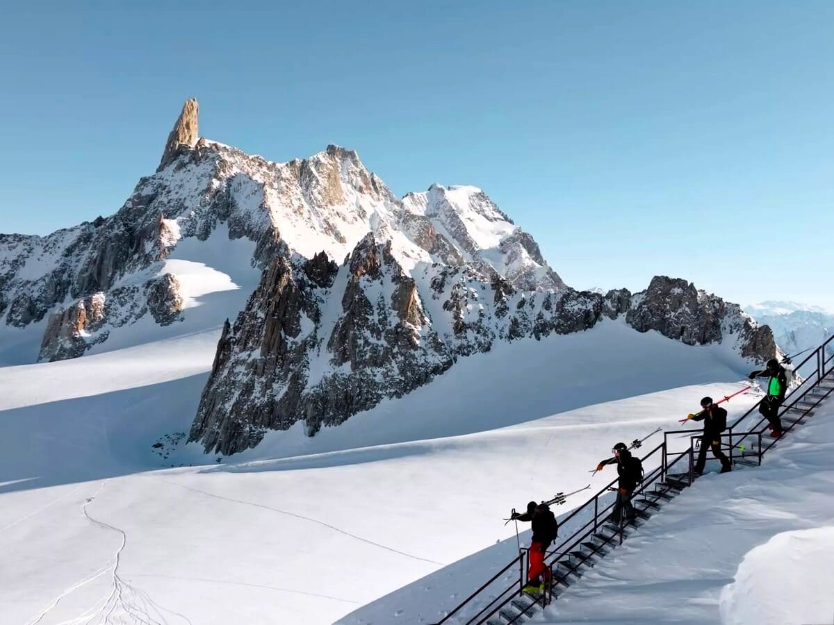 Descente de la Vallée Blanche à skis avec un guide depuis le Skyway