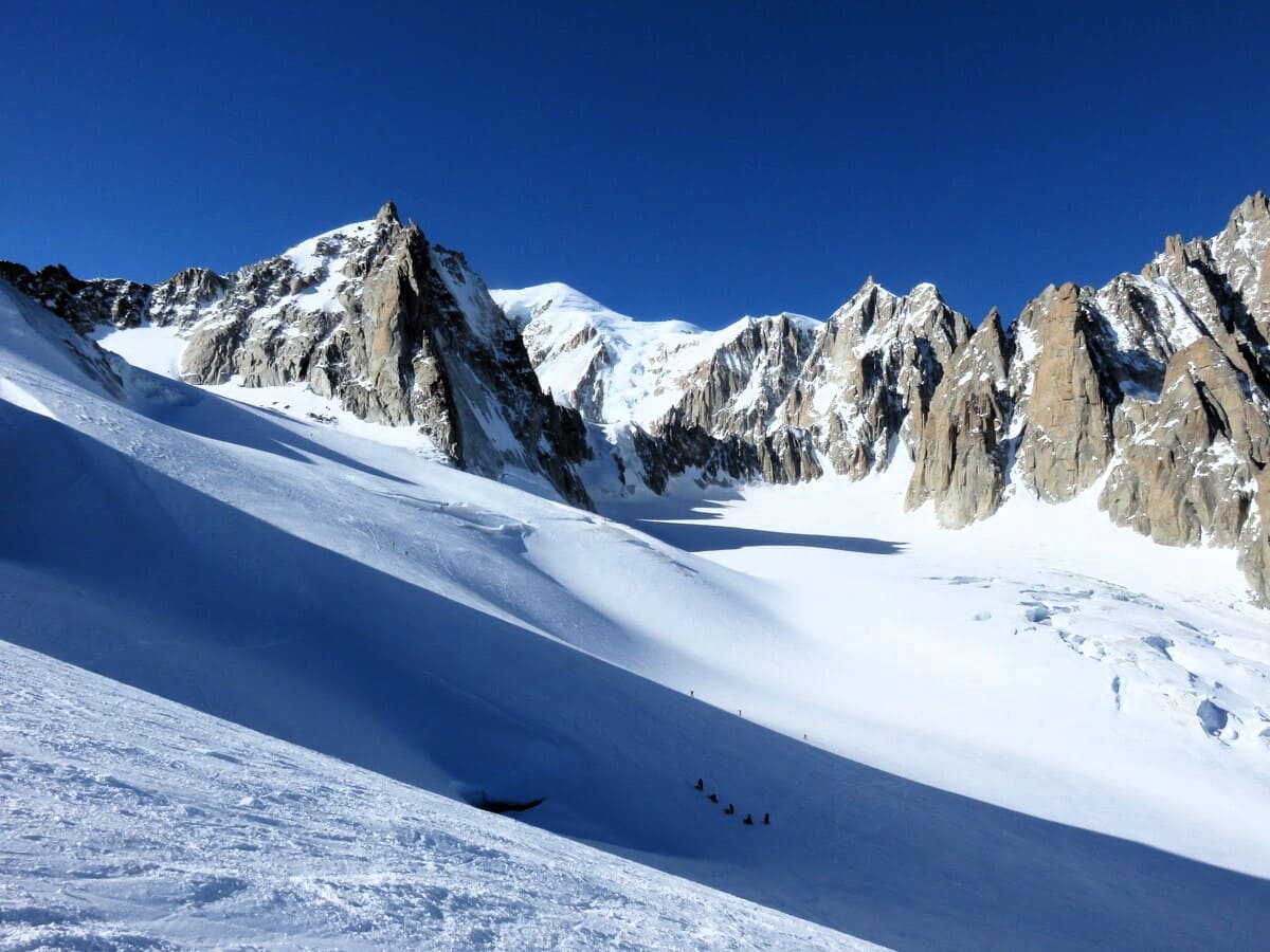 Descente de la Vallée Blanche à skis avec un guide depuis le Skyway