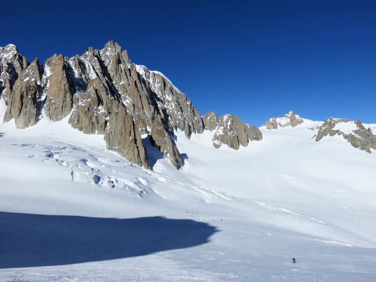 Descente de la Vallée Blanche à skis avec un guide depuis le Skyway