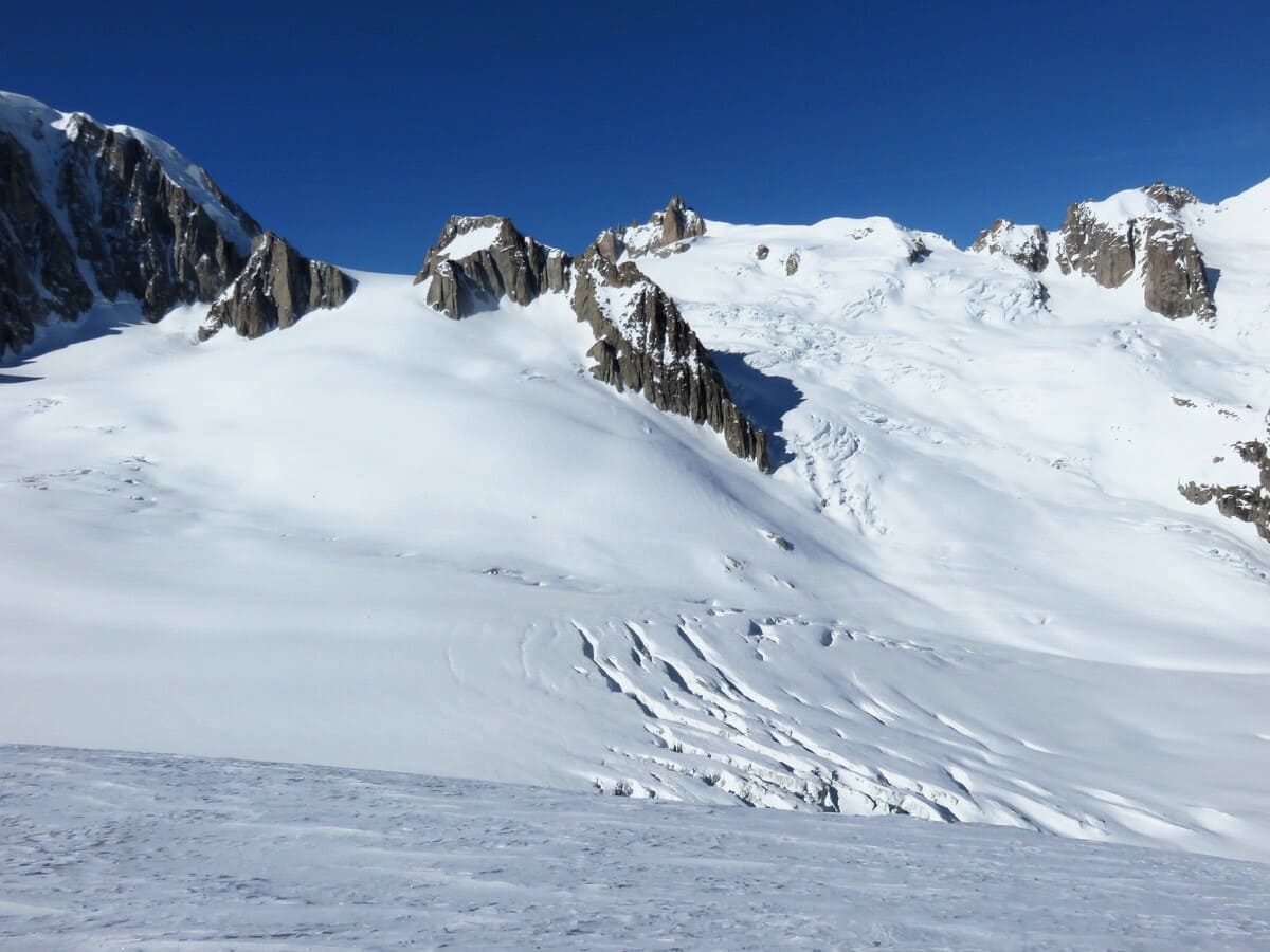 Descente de la Vallée Blanche à skis avec un guide depuis le Skyway