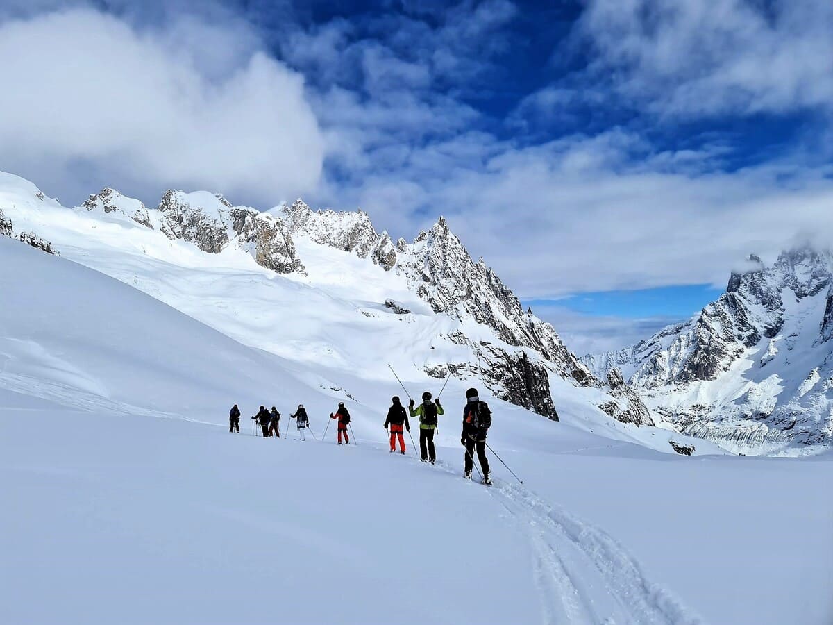 Descente de la Vallée Blanche à skis avec un guide depuis le Skyway