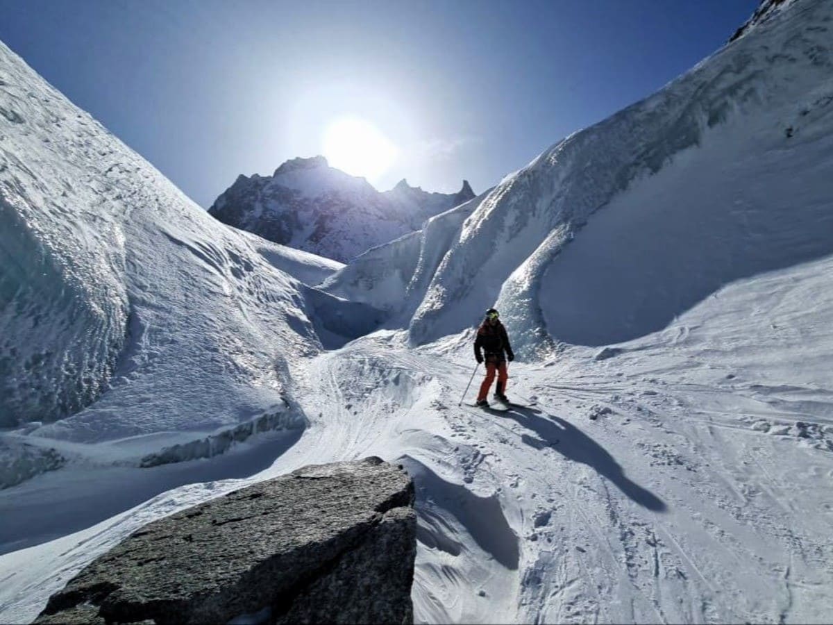 Descente de la Vallée Blanche à skis avec un guide depuis le Skyway